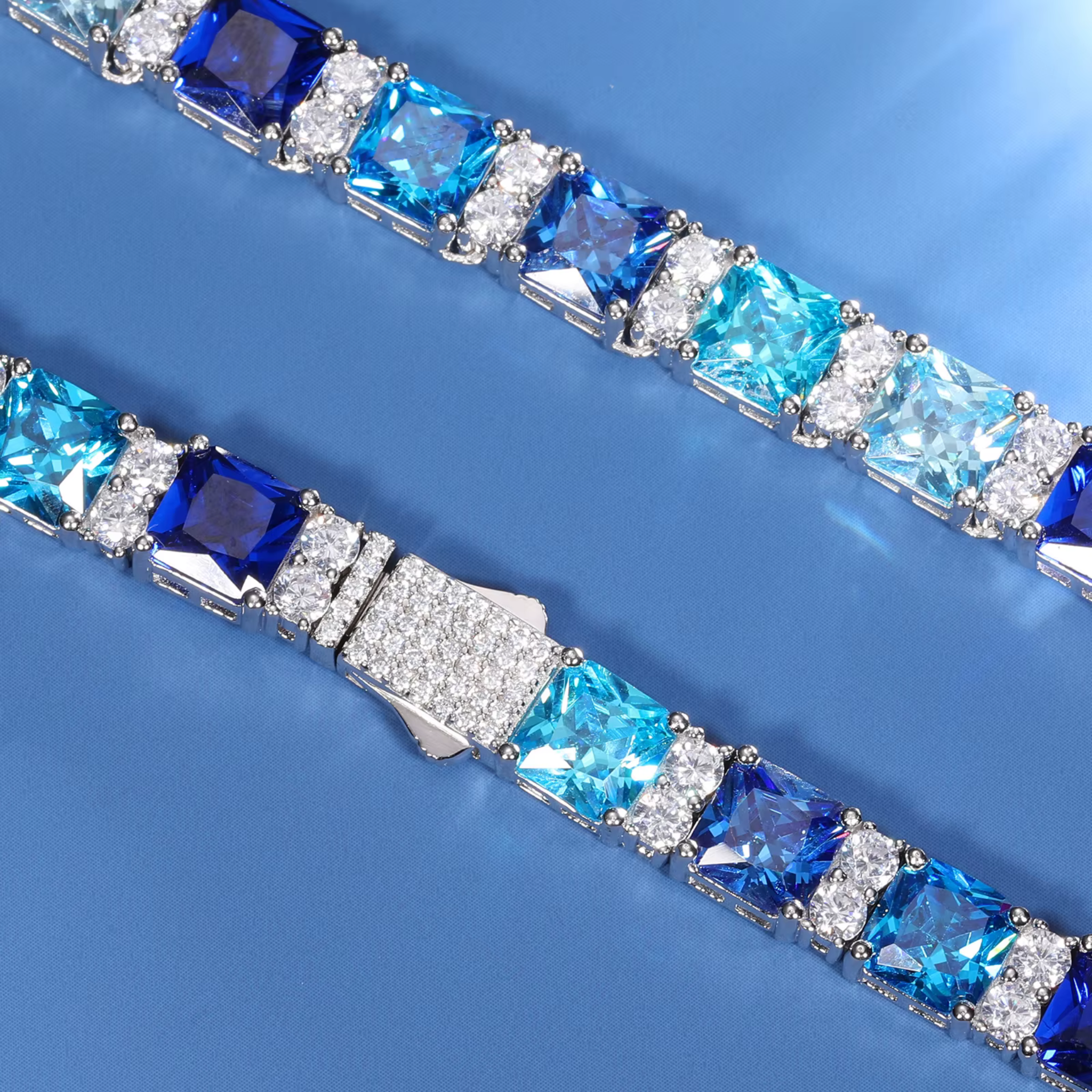 Cadena cuadrada azul